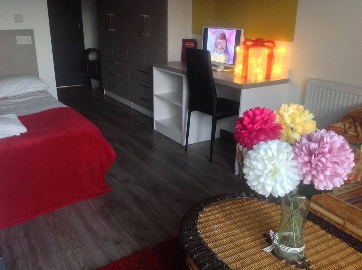 Peace Apartments - Luton Лутън Екстериор снимка